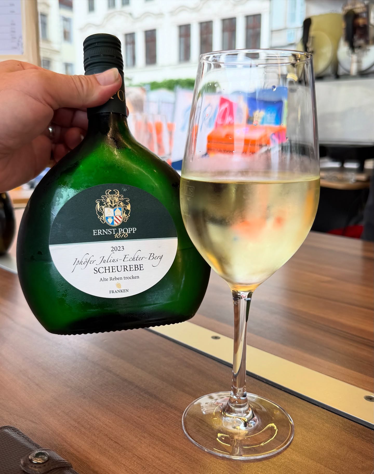 Und weil wir gerade von der Scheurebe sprachen, auf dem Weinfest Leipzig was kürzlich knapp 2 Wochen auf dem Leipziger Markt stattfand, entdeckte ich am Weinstand „Zur Höll“ eine trocken ausgebaute Scheurebe Alte Reben 2023 vom Weingut Ernst Popp aus Iphofen in Franken. Sehr fein, aber auch nicht ganz billig. #zurhoell #weinfest #leipzig #weinfestleipzig #weintrinken #franken #frankenwein #scheurebe #altereben #inweinwetrust