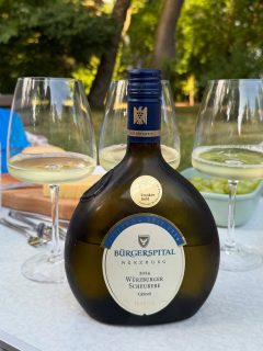 1,2 oder 3?  Wir haben heute mit unserer Freundin Hanka die 3 Scheureben vom @buergerspitalweingut probiert.  Unsere Favoriten sind die Nr 1, Kabinett Feinerb im typischen Bocksbeutel. Außerdem die Nummer 3 im klassischen Schlegel.  Leider hat Instagram die Hälfte meines Textes gefressen, wie ich gerade bemerkt habe.  Hatte mir so eine Mühe gegeben. Naja, darauf noch ein Glas Scheurebe.  #scheurebe #würzburg #bürgerspitalwürzburg #buergerspitalweingut #vdp #vdpfranken #inweinwetrust