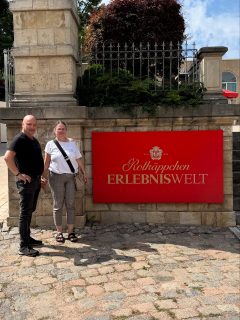 Wir haben einen Ausflug von Leipzig ins wunderschöne Weinbaugebiet Saale-Unstrut gemacht und die Rotkäppchen Erlebniswelt in Freyburg besucht. Die interaktive Tour durch die Sektkellerei war super spannend und überraschend modern. Wir haben viel über die Sektherstellung und die Geschichte von Rotkäppchen Sekt gelernt und waren total begeistert.
Schon vor der Führung haben wir uns in der Bar natürlich erstmal einen Sekt schmecken lassen – der ist nämlich im Ticketpreis inbegriffen! 😋 Und im Anschluss ging es noch in den Shop, wo wir uns mit ein paar besonderen Flaschen eingedeckt haben. Es gibt dort sogar spezielle Sorten, die man sonst nirgends kaufen kann. Ein wirklich gelungener Ausflug!
#leipzig #freyburg #saaleunstrut #rotkäppchensekt #sektkellerei #rotkäppchenerlebniswelt #weingut #sekt #ausflugstipp #tagesausflug #weinregion #sektliebe #erlebnistour #kurztrip #sachsenanhalt