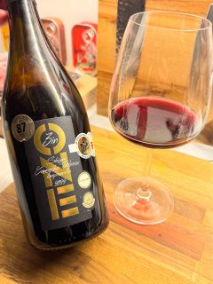 Ich glaub ich muss nochmal zu @lidlde  Dort habe ich diese tolle Cuvée aus #Spanien entdeckt und brauch direkt Nachschub.  Drei Winzer, Drei Rebsorten (#Shiraz #Garnacha #Tempranillo) Drei Monate Fassreife ergeben einen tollen fruchtigen Rotwein der guten Trinkfluss bietet. Trocken ausgebaut und mit wenigen Tanninen ein sehr angenehmer Wein.  #inweinwetrust #weinblog #leipzig #rotwein #wein #spanischerwein #weinliebe