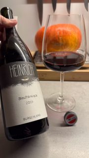 Kann ich so langsam nachvollziehen warum @willi_drinks so gern #Blaufränkisch mag. Dieser hier von @weingutheinrich ist echt ein toller wütrziger Wein und mit knapp 12 Euro auch nicht teuer.  #weinliebe #rotwein #inweinwetrust #weinblogger #blog #wein #weinblog #leipzig #weingutheinrich