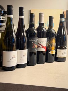 Ich persönlich finde es nicht schlimm wenn die liebe Familie keinen Wein trinkt oder damit kocht. Danke fürs überlassen der feinen Weine. Gerade Rotwein kommt zu dieser Jahreszeit öfter ins Glas oder gerne auch in den Kochtopf.  Danke @_an_ja._ und Igor.  Morgen fahren wir übrigens mit @jackyundjulchencaliebe @patrick.schulle @dannyquenzel und @zahni_le nach Freyburg in die @rotkaeppchenerlebniswelt  Da werde ich mich mit der 1856 Edition von @rotkaeppchensekt eindecken. Die gibt es leider nur dort.  #wein #sekt #rotwein #weisswein #weinblog #leipzig #gastrole #inweinwetrust #weinliebe #weintrinken