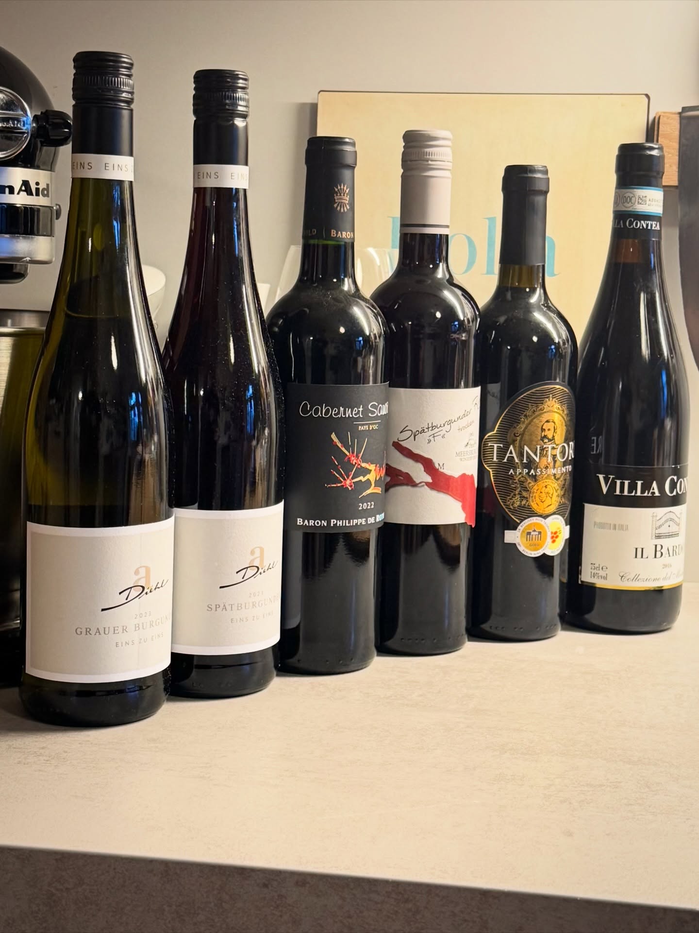 Ich persönlich finde es nicht schlimm wenn die liebe Familie keinen Wein trinkt oder damit kocht. Danke fürs überlassen der feinen Weine. Gerade Rotwein kommt zu dieser Jahreszeit öfter ins Glas oder gerne auch in den Kochtopf.  Danke @_an_ja._ und Igor.  Morgen fahren wir übrigens mit @jackyundjulchencaliebe @patrick.schulle @dannyquenzel und @zahni_le nach Freyburg in die @rotkaeppchenerlebniswelt  Da werde ich mich mit der 1856 Edition von @rotkaeppchensekt eindecken. Die gibt es leider nur dort.  #wein #sekt #rotwein #weisswein #weinblog #leipzig #gastrole #inweinwetrust #weinliebe #weintrinken