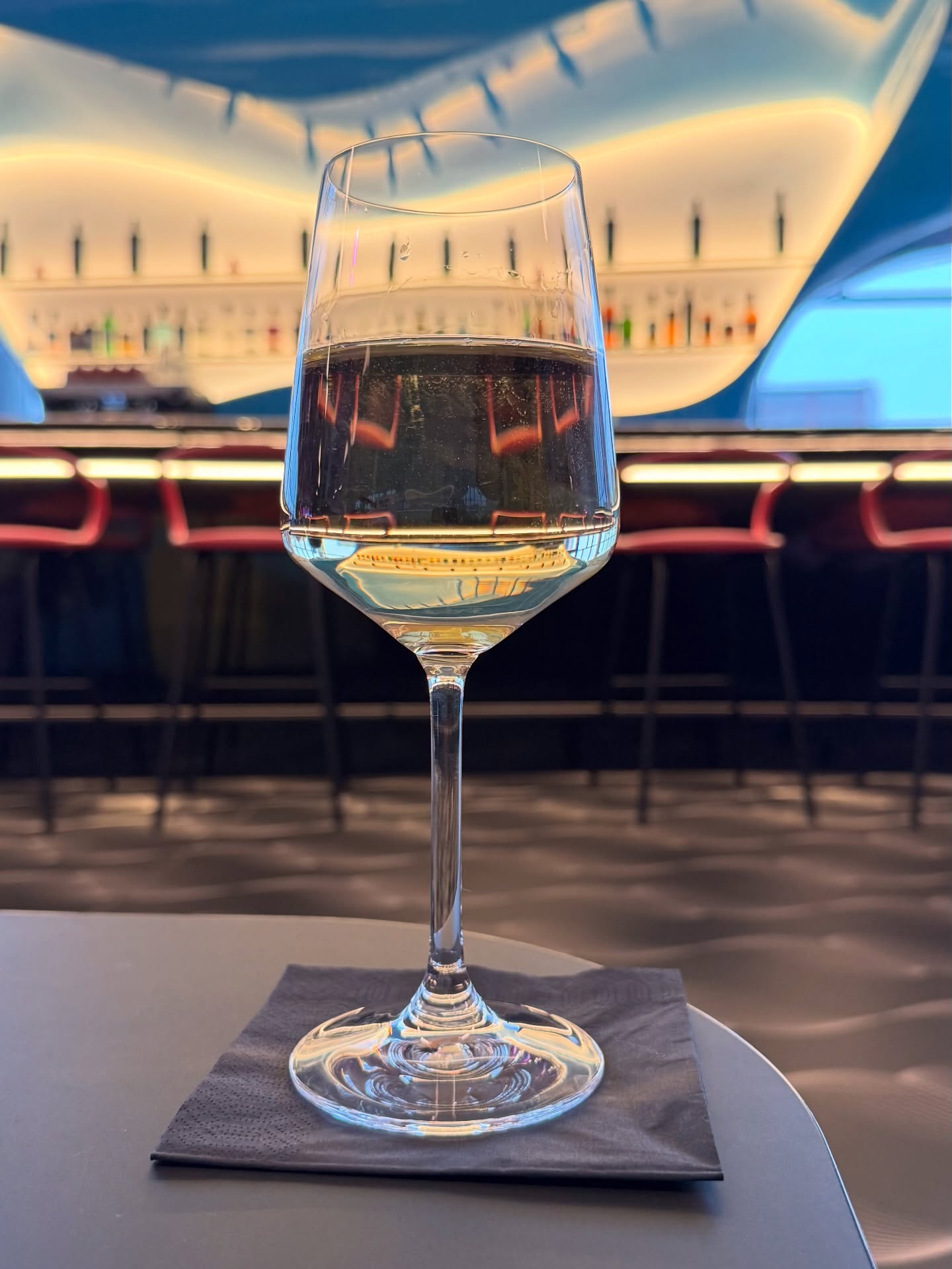 Now ein Glas Sauvignon Blanc im NHow 😁🥂  Ich warte auf meine Frau und lümmel hier in der Lounge rum und trinke ein Weinchen.  #wein #weinglas #imglas #nhowberlin #gastroleontour #hotelbar #berlin