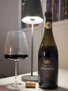 Wow bin recht angetan von diesem Appassimento. Diese fruchtig und dennoch kräftige rote Cuvée aus Apulien gibt es gerade mit fetten Rabatten bei @giordanovini wo ich mir eine 6er Kiste für weniger als 40€ gegönnt. On Top gab es noch einen tolle Flasche Grappa und die Versandkosten sind frei.  Keine Ahnung wie lange dieser Blackweek Deal noch geht.  Entdeckt hatte ich dieses Angebot als Werbung hier bei Instagram. Hab es nicht bereut.  Vom Grappa wird @gastro_le, also mein zweites Ich Weihnachten etwas im Dessert verarbeiten.  #Werbung #selbstbezahlt #wein #rotwein #inweinwetrust #appassimento #italia #puglia #apulien #redwein