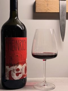 Schon lange habe ich ein Auge auf die Magnum von Naked Red von Weingut Heinrich aus dem Burgenland geworfen.  Heute hab ich mir beim Besuch der Weinabteilung des örtlichen Frischeparadies endlich eine Flasche gegönnt.  Toller trinkfreudiger Rotwein, eine Cuvée aus Blauen Zweigelt, Blaufränkisch und St. Laurent, trocken ausgebaut und die Trauben sind biodynamisch angebaut worden.  Kauf ich sicher wieder.  #weingutheinrich #nakedred #biowein #rotwein #burgenland #österreich #weinausösterreich #inweinwetrust #weinblog #leipzig #weintrinker #weinliebe