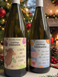 Wir schnappen uns nun mal zwei Flaschen Glühwein von unseren Lieblingswinzern Heike & Lars von @weinbau_am_geiseltalsee_ und gehen liebe Freunde besuchen und die Woche ausklingen lassen.  #glühwein #weisserglühwein #winzerglühwein #weinbauamgeiseltalsee #saaleunstrutwein #wein #weinliebe