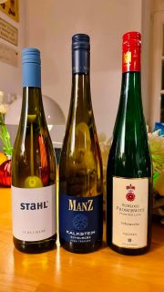 Kleine Ausbeute vom heutigen Besuch im Edelrausch.  3 Scheureben für einen schönen Samstagabend mit Freunden - ￼Winzerhof Stahl , Weingut Manz und Schloss Proschwitz.  Außerdem von Wein Metzger und der Sektkellerei Ohlig was Prikelndes ohne Wumms.  Und zwei einsame Flaschen fanden auch noch den Weg zu uns nach Hause. Ein 22er Sauvignon Blanc von Reichsrat von Buhl und eine letzte Flasche von unseren Lieblingsrotwein von Vinyes Ocults. Ein toller Malbec aus Argentinien.  #inweinwetrust #weinblog #leipzig #weinkauf