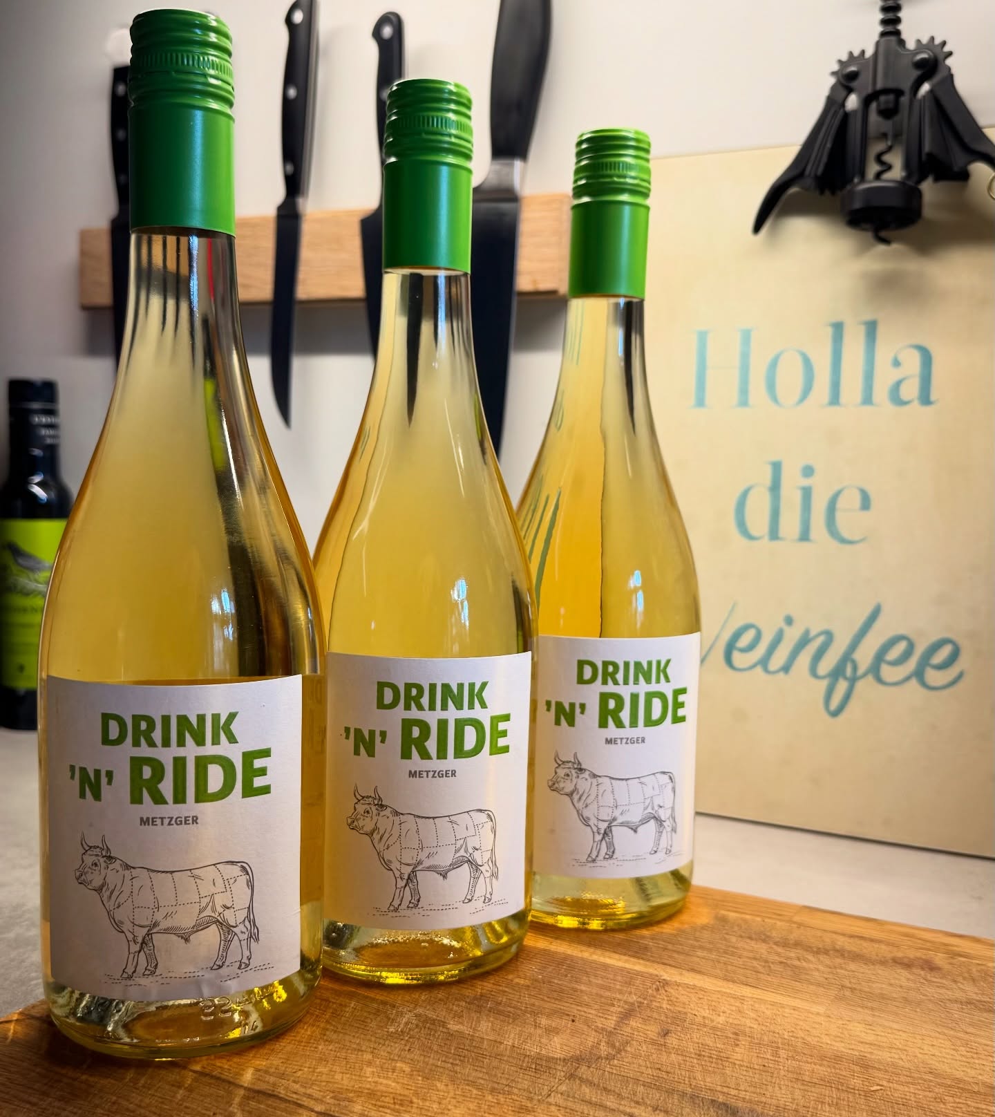 Nach dem wir im Edelrausch die letzte Flasche von diesem leckeren Traubensecco vom Weingut Metzger @weinmetzger entdecken und zuhause für extrem Lecker befanden, freuten wir uns heute sehr, die letzten 3 Flaschen im @frische_paradies Leipzig zu entdecken. Haben wir natürlich gleich mitgenommen.  Dieser alkoholfreie Secco aus verschiedenen Trauben kommt spritzig-frischer mit Geschmack von reifer gelber Birne und Apfelschale. Die feine Säure gibt diesem Secco einen sensationellen Trinkfluss.  Geschmacklich erinnert mich dieser Traubensecco sofort an den genialen Federweiser von @weinbau_am_geiseltalsee_ nur halt ohne Alkohol. Kann mir den Traubensecco auch gut im Sommer als erfrischendes Getränk auf der Terrasse vorstellen.  Zum Wohl 🥂  #alkohlfrei #traubensecco #weinmetzger #inweinwetrust #weinblog