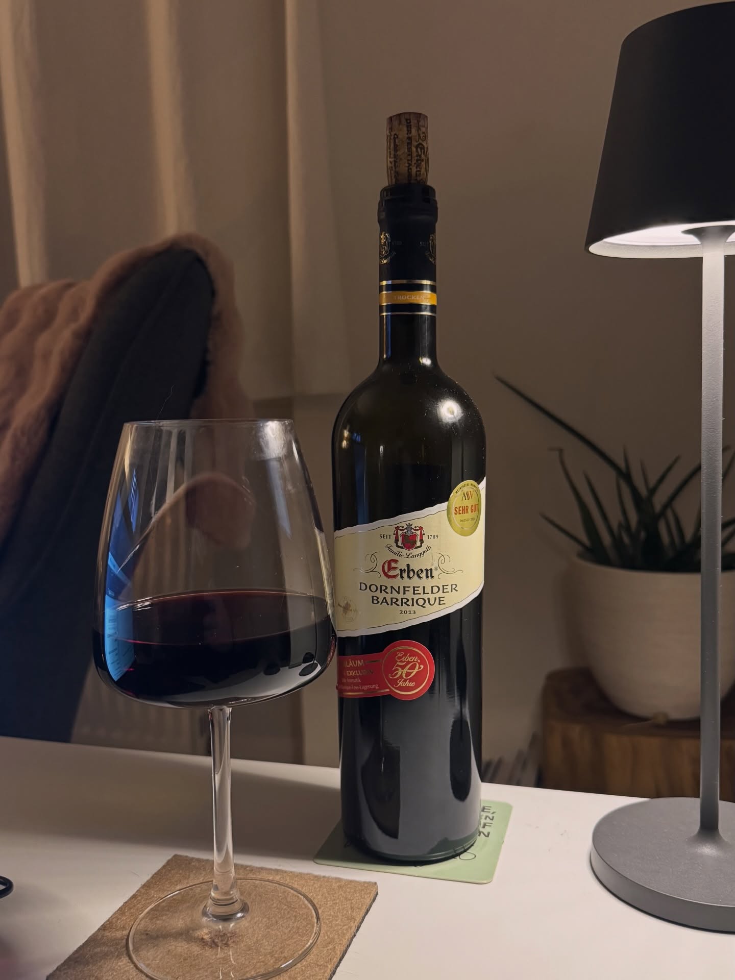 Den Sonntag lasse ich mit einem weiteren Kellerfund meiner Tante ausklingen. Einen knapp 13 Jahre alten Dornfelder Barrique von @erbenwein. Ich glaub ich hab die Flasche zur richtigen Zeit geöffnet - ein sehr guter Tropfen der gut gereift daher kommt.  Kommt gut in die erste Woche des Februar, zum Wohl 🍷  #rotwein #deutscherwein #dornfelder #barrique #weinblogger