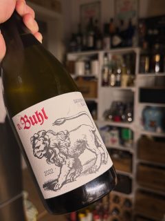 Wir lieben ja Sauvignon Blanc und Reichsrat von Buhl sowieso. Zum Abendessen hab ich mir ein Nackensteak auf Brot mit einem riesigen Berg Schmorzwiebeln gemacht und festgestellt, dass dieser Wein super dazu passt.  #sauvignonblanc #wein #weinblogger #leipzig #reichsratvonbuhl