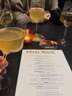 Am Donnerstag haben wir uns mit Hanka und meinem Bruder zum #Afterwork Wein getroffen und wieder tolle Weine probiert. Kathrin und Dierk von @engrosendetail haben wieder richtig gute Weine ausgesucht. Eine tolle Möglichkeit außergewöhnliche Weine kennen zu lernen. Und zum Wein kann man auch ein super Sandwich weg naschen.  Sehen wir uns zum nächsten Afterwork?  #leipzig #wein #weinhandel #engrosendetail_leipzig