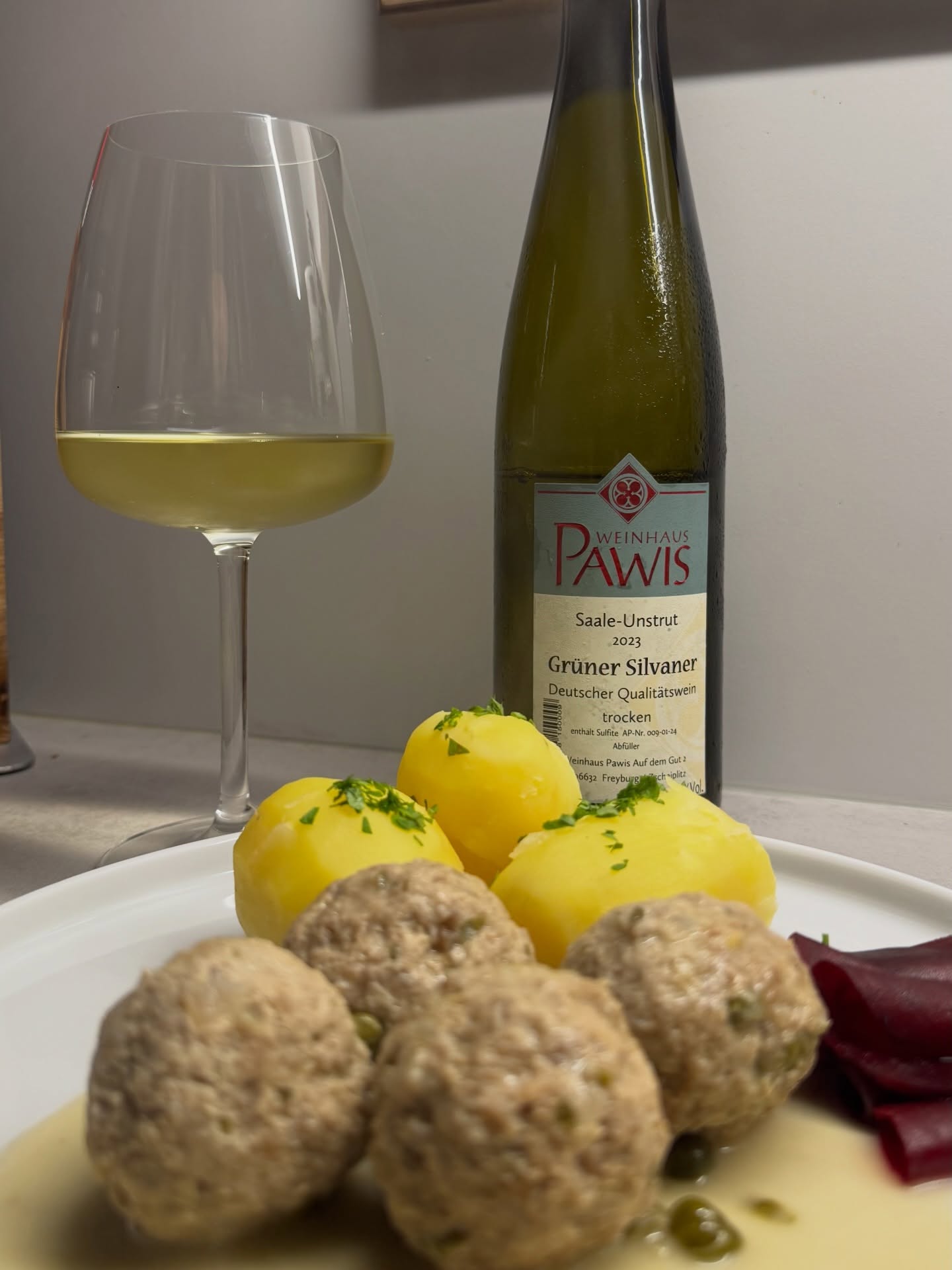 Beim überlegen was wir heute essen habe ich auch mal Gemini gefragt ob sie mir bei der Entscheidung helfen kann und etwas aus meinen Rezepten von Gastro-Le.de raussuchen kann. Weil ich auch den Weinblog inweinwetrust.de betreibe hat Gemini gleich noch eine Weinbegleitung vorgeschlagen. Ihr Idee zu den Königsberger Klopsen war ein regionaler Silvaner da dieser Wein mit seiner erdigen und kräutrige Note gut zu den würzigen Klopse harmoniert und auch super zu den Sardellen passt. Außerdem federt der Silvaner gut die Säure der Kapernsauce ab.  Ich hab mich daher für einem Grünen Silvaner vom Weingut Pawis (Saale-Unstrut) entschieden und war echt überrascht, wie gut dieser Wein mit den Königsberger Klopse zusammen passt.  #foodpairing #weinbegleitung #wein #essen #weinblog