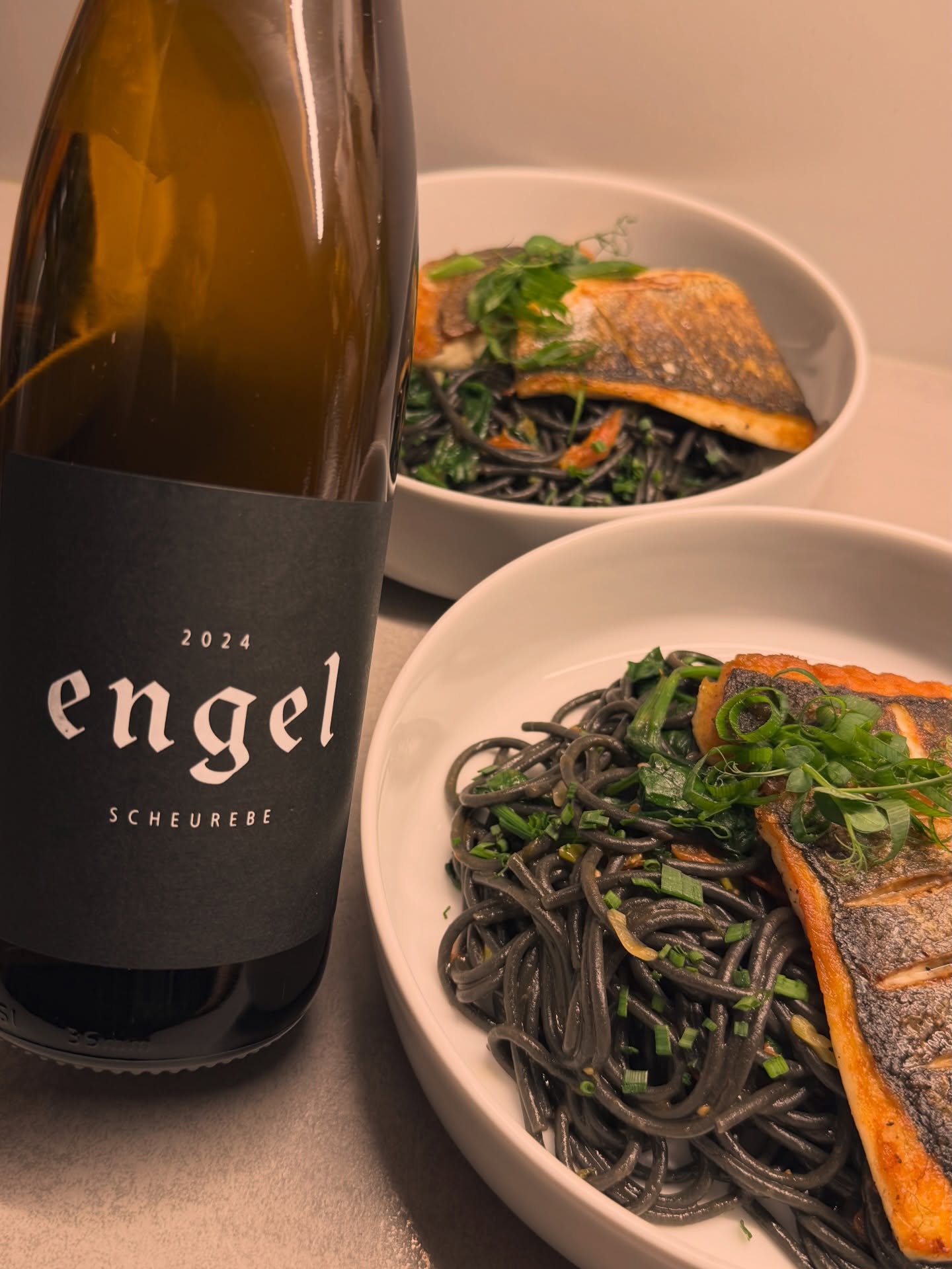 Gestern gab es Loup de Mer mit schwarzer Pasta und Tomaten & Spinat. Dazu tranken wir eine tolle Scheurebe vom Weingut Engel. Quasi ein himmlisches Weinpairing.  #wein #pasta #scheurebe #weinengel #fisch
