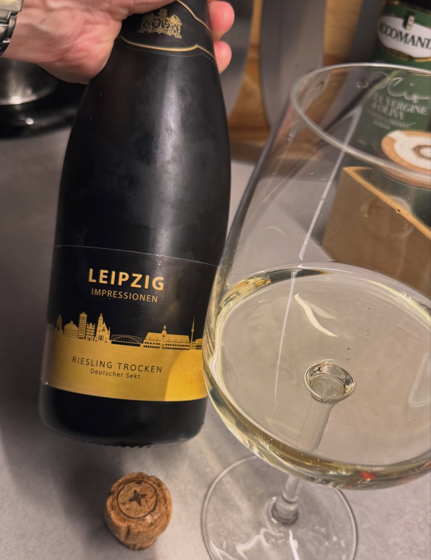 Zum Feierabend gibt es heute mal Bubbles mit einem tollen Riesling Sekt. Wer genau diesen Wein für @vomfassleipzigcity in die schwarze Flasche brachte, weiß ich leider nicht. Was ich aber weiß, er schmeckt sehr gut.  #zumwohl #weinblog #leipzig #sekt #rieslingsekt