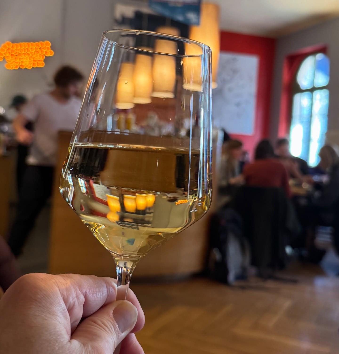 Nach einem Pornstar Martini für @gastro_le gibt es nun für mich in unserer Lieblingsbar der @schauwald.bar in der @schaubuehne_lindenfels_leipzig einen meiner liebsten Weine - einen Grünen Veltliner.  Leider finde ich das gleichnamige Lied von der Band Alpenfetisch nicht mehr zum Verlinken.  Schönen Sonntag für euch.  #wein #bar #schauwaldbar #leipzig #weinblogger