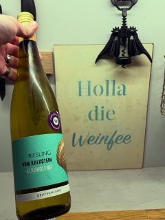 Aktuell läuft ja wieder der #dryjanuary und auch ich mach wieder mit. Inzwischen zum 3 mal verzichte ich im ganzen Januar auf Alkohol.  Heute habe ich im @rewepohl diesen Riesling von @weinfreunde entdeckt und spontan mitgenommen.  Erstaunlich guter Wein, tolle zitronige Säure, schöner Trinkfluss. Im Blog findet ihr nun endlich mal meinen großen Test Alkoholfreier Weine und Bubbles.  #alkoholfrei #alkoholfreierwein #alkoholfreierweinimtest #weinblog