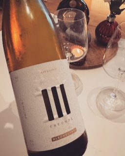 Die Weine von @dreifreundeweine trinken wir gern mit unserer Freundin Hanka, auch der alkoholfreie Riesling schmeckt uns und muss sich gar nicht wirklich hinter dem alkoholischen Wein verstecken. Gut gemachte Alternative wen man auf Alkohol verzichten muss oder möchte.  #DreiFreundeWeine #AlkoholfreiweierWein
#DryJanuary 
#WeinBlogger
#Leipzig