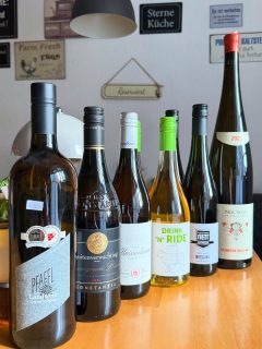 Ihr kennt das bestimmt.
Eigentlich wollte ich nur den Vorrat an alkoholfreien Weinen aufstocken, Zack stehen fast 100€ auf der Kreditkartenabrechnung. Naja, man gönnt sich ja sonst nichts. Oder ?  #weinkaufen #leipzig #edelrausch #weinblog #inweinwetrust