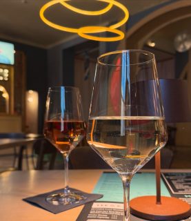 Kleiner Spaziergang mit Conny in die Schauwaldbar und dort den Sonntag sanft ausklingen lassen.  Nachher kommen noch unsere Nachbarn zu uns und dann geht es morgen wieder beruflich rund.  Schönen Sonntag euch noch 🫶🥂  #lieblingsbar #schauwaldbar #leipzig #frühling #lieblingsleipzig