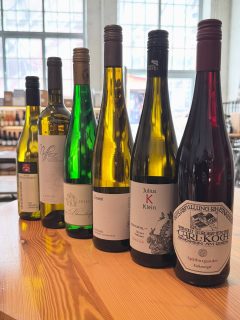 Eigentlich wollten wir im @engrosendetail nur eine Flasche Rotwein zum verschenken kaufen. Die hätte sich allerdings im Karton so einsam gefühlt. Irgendwie kommen wir da nie nur mit einer Flasche raus.  Guten Wein kann man immer da haben. Oder?  @weingut.ck 
@julius_klein_wein 
@mariusmeyer.wine 
@weingut_fries 
@les_vignerons_alignan_neffies 
Weingut Stefan Rinklin  #wein #weinliebe #weinblog #leipzig #weinhandel  Werbung durch Nennung und Verlinkung - Selbstbezahlt.