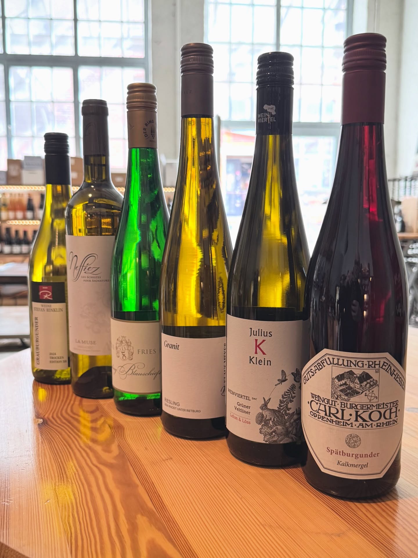 Eigentlich wollten wir im @engrosendetail nur eine Flasche Rotwein zum verschenken kaufen. Die hätte sich allerdings im Karton so einsam gefühlt. Irgendwie kommen wir da nie nur mit einer Flasche raus.  Guten Wein kann man immer da haben. Oder?  @weingut.ck 
@julius_klein_wein 
@mariusmeyer.wine 
@weingut_fries 
@les_vignerons_alignan_neffies 
Weingut Stefan Rinklin  #wein #weinliebe #weinblog #leipzig #weinhandel  Werbung durch Nennung und Verlinkung - Selbstbezahlt.