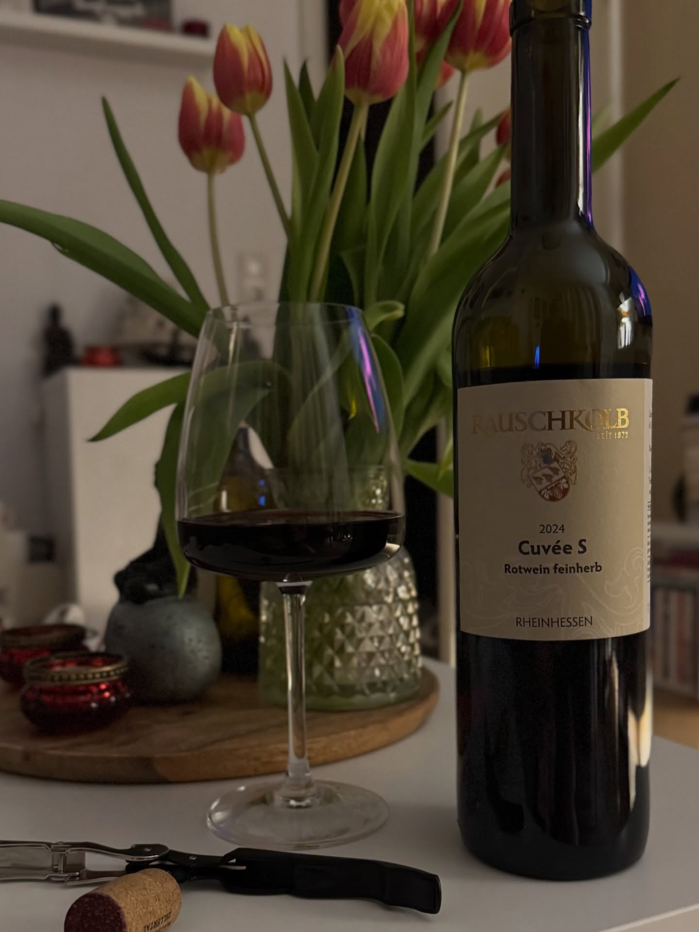 Bevor es ins Bett geht noch ein Glas Rotwein - 2024er Cuvée S vom @weingut_rauschkolb aus der Pfalz. Sehr Rundfunk harmonisch, weiche Tannine.  Danke Danny und Patrick 🫶🍷  #wein #weinausderpfalz #deutscherwein #weinblogger