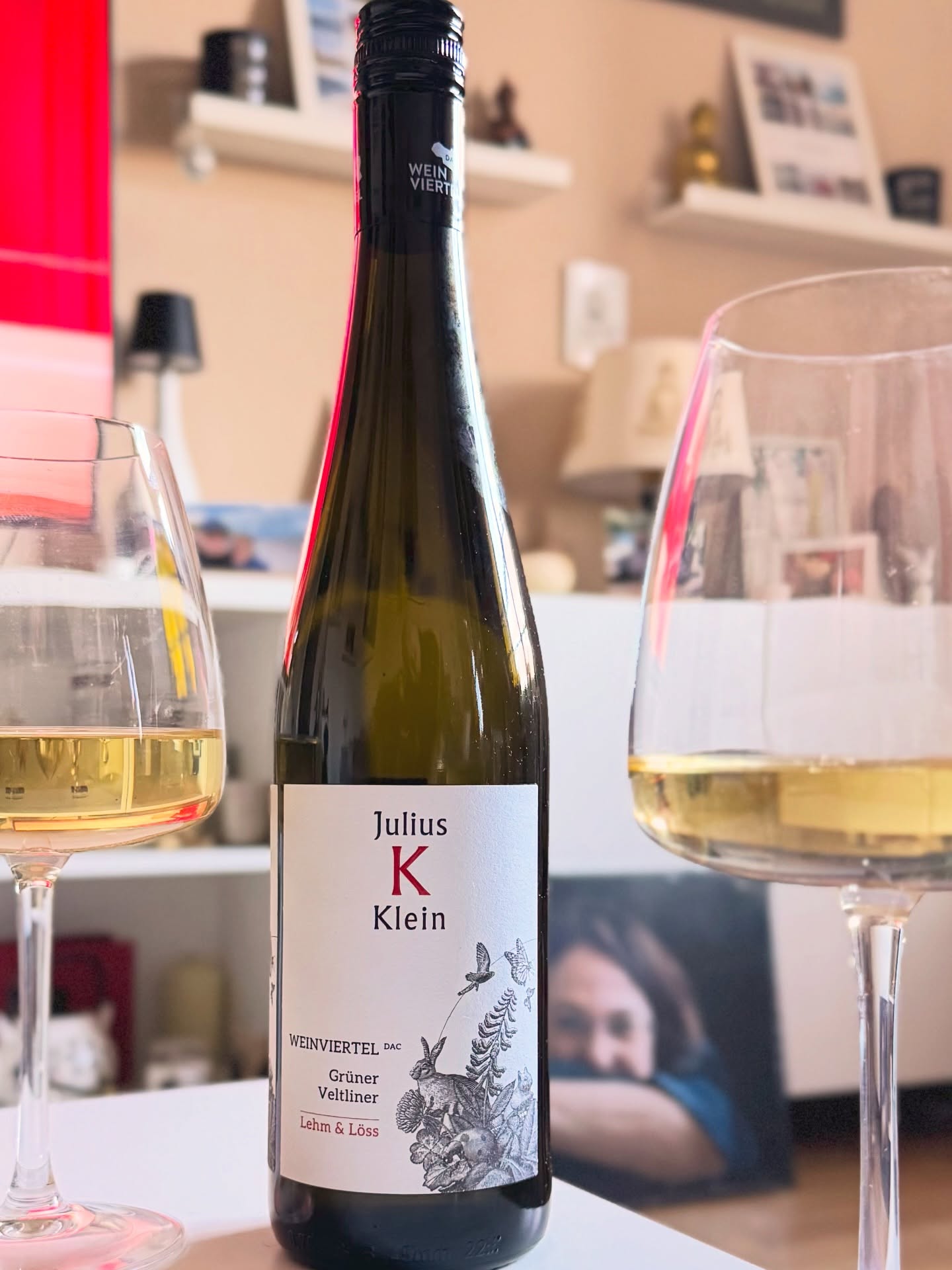 Freitag Abend - Feierabend-Wein mit meiner tollen Frau Conny. Einer unserer Lieblingswinzer und eine unser liebsten Rebsorten. Grüner Veltliner vom Weingut Julius Klein aus dem Weinviertel in Österreich.  Mögt ihr diese Rebsorte auch so wie wir oder generell Weine aus unserem schönen Nachbarland? 🍇🇦🇹  #wein #weinblogger #grünerveltliner #juliuskleinwein