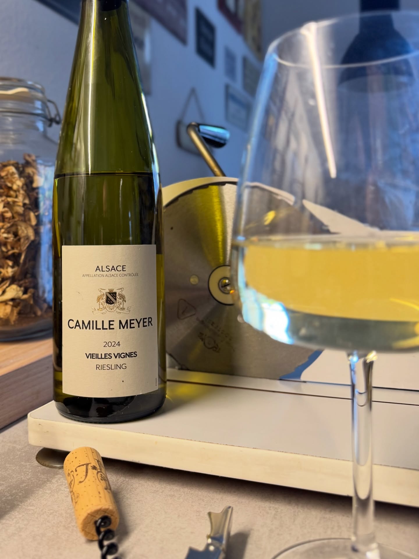 Ich persönlich koche ja gern mit Wein, ab und an gebe ich ihn auch ins Essen. 🥂  Also das ist mal ein feiner Riesling aus dem schönen Elsass. Im Herbst sind wir wieder dort, wahrscheinlich in Straßburg. Einfach ein toller Flecken Erde mit tollen Weinen. #vine #alsacevin #alsace #weinblogger #riesling