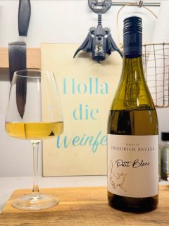 Oha, da hab ich heute im @lidlde einen tollen Zufallsfund gemacht. Ein toller Wein vom @weingutfriedrichbecker - eine Cuvée von Weiß- und Grauburgunder welche mich in Farbe und Geschmack eher an einen Chardonnay erinnert. Am Gaumen erst die cremige Note, leicht Karamell ohne süß zu sein und im Abgang eine leichte zitronige Frische. Alles in allen sehr harmonisch.  Hoffe ihr kauft mir den Wein nicht weg. 🥂  #weinvonlidl #deutscherwein #vdpwein #friedrichbeckerwein  * Werbung - selbstbezahlt.