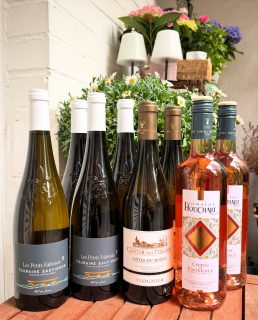 Nach der kleinen Frankreich Weinreise gestern im En Gros & En Detail in der Spinnerei, haben wir heute noch mal kurz bei Kathrin und Dierk halt gemacht und ein paar der tollen Weine die wir gestern kennengelernt hatten eingekauft und den Weinkühlschrank zu Hause bestückt.  Links: 2025  Touraine AOP
Sauvignon Blanc
Les Petits Faiteux, Loire  Mitte: 2024 Viognier
Côtes du Rhône AOC Chateau du Trignon, Südliche Rhône  Rechts: 2024 Tradition Rosé
Côtes de Provence AOC
Cinsault, Grenache, Syrah, Tibouren 
Domaine Houchart, Provence  Generell hätte ich gern auch die anderen Weine der gestrigen Verkostung gekauft … aber das muss ja nicht heute sein. 🥂  #engrosendetail #weineleipzig #weinblog #leipzig #inweinwetrust