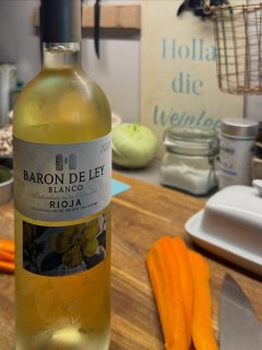 Weißer Rioja? Ja, den gibt es – und er ist ein absoluter Geheimtipp! 🇪🇸  Wenn wir an das spanische Weinanbaugebiet Rioja denken, haben wir meist sofort tiefrote, kräftige Weine im Kopf. Doch abseits der roten Klassiker versteckt sich eine faszinierende weiße Weinwelt, die gerade eine echte Renaissance erlebt!  Moderner weißer Rioja (Rioja Blanco) bricht mit dem staubigen Image vergangener Tage: Statt schwerer Holznote stehen heute knackige Frische, lebendige Frucht und eine überraschende Vielfalt im Fokus. Die Hauptrolle spielt dabei meist die autochthone Rebsorte Viura, die mit genialer Struktur und erfrischender Säure punktet. Wer Spanien im Glas liebt, kommt an diesen weißen Entdeckungen aktuell nicht vorbei!  Barón de Ley Blanco 2025  tolle Cuveé aus Viura, Tempranillo Blanco, Malvasía und weiteren Sorten, teils auf der Feinhefe gereift.  Im Glas: blasses Gelb mit klarem Glanz.  Geschmack: Ausdrucksstark in der Nase mit reifen Zitrusaromen, Exotik und feinen Wildkräutern. Am Gaumen lebendige Frische und eine dezent cremige Textur im Abgang.  Food-Pairing: Ein genialer Begleiter zu Sommersalaten, Pasta, hellem Fleisch oder Gerichten mit leichter asiatischer Schärfe  #weinblog #leipzig #rioja #riojablanco  El Coto Blanco 2024  100% Viura aus kühlen, hochgelegenen Weinbergen.
Im Glas: Helles Strohgelb mit grünlichen Reflexen.
Geschmack: Einladender Duft nach weißem Pfirsich, grünem Apfel und Zitrusfrüchten. Am Gaumen extrem frisch, schlank und direkt mit einer saftigen Säure.
Food-Pairing: Perfekt zu klassischen Tapas, gegrilltem Fisch, Meeresfrüchten oder einfach solo auf der Terrasse  Beide Weine habe ich für weniger als 10 Euro im Leipziger Edelrausch entdeckt und gleich mal mitgenommen. Werde ich sicher auch mal nachkaufen.