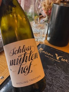 Asia-Küche & Riesling – Match made in Heaven? 🥂🥢  Gestern gab es feines asiatisches Essen im Maison Viet und dazu diesen genialen Begleiter im Glas: den Riesling Trocken von Schlossmühlenhof aus Rheinhessen.  Warum das so gut funktioniert? Die asiatische Küche lebt von Frische, Kräutern und oft einer feinen Balance aus Süße und Schärfe. Dieser Riesling bringt genau die knackige Säure und frische Zitrusfrucht mit, die perfekt zu Sushi und vietnamesischen Bowls passt. Er erfrischt den Gaumen nach jedem Bissen, ohne das Essen zu erschlagen. Ein absoluter Weintip für den nächsten Restaurantbesuch!  Was trinkt ihr am liebsten zu Sushi und Co.? 
Lieber Wein oder asiatisches Bier? Ab in die Kommentare damit! 👇  #asiafood #riesling #weinblog #leipzig #foodpairing