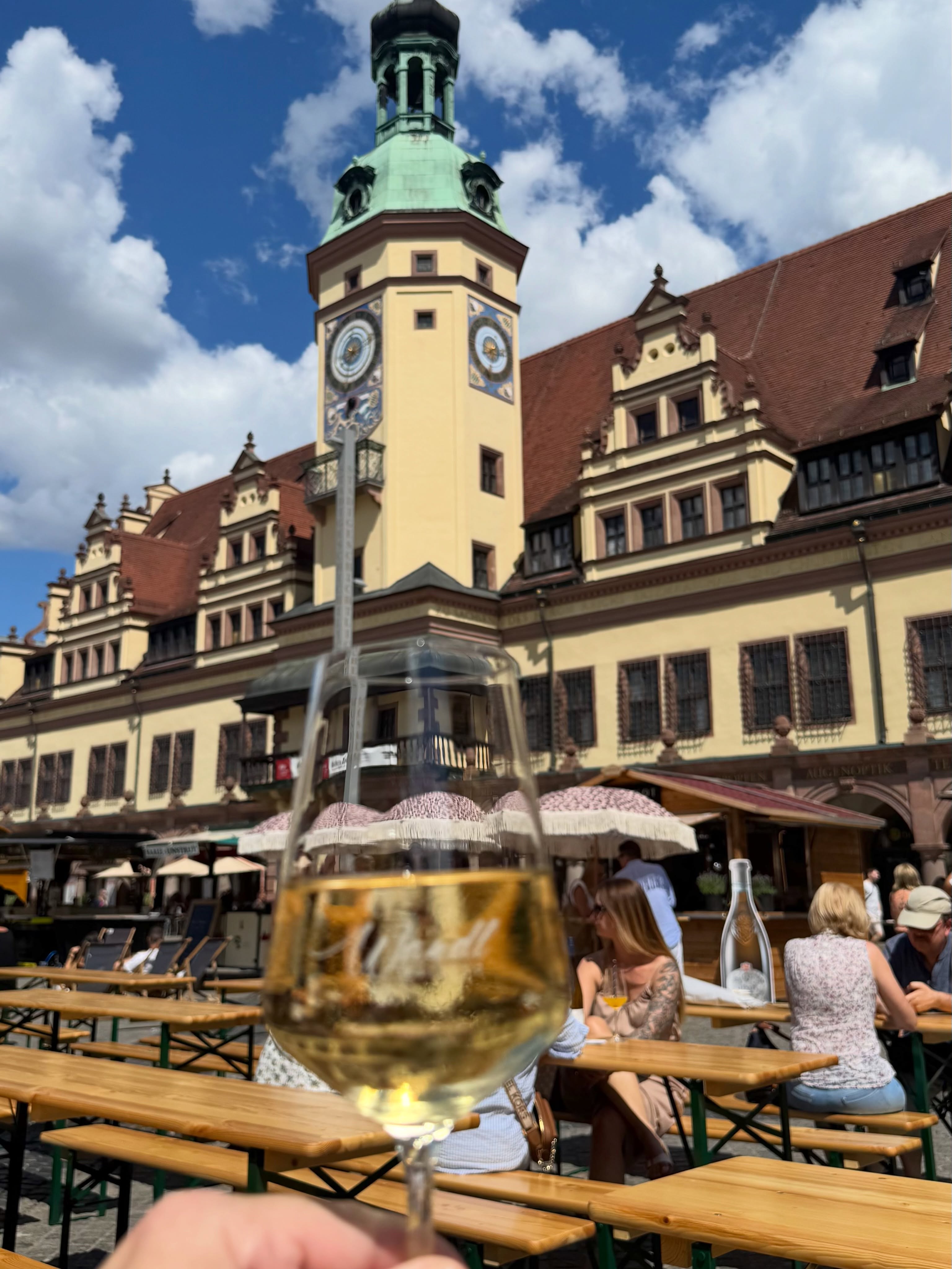 Grüner Veltliner DAC Reserve Barrique vom @weingut.wandl aus dem schönen Kamptal in Österreich. Super Start bei unserem heutigen Besuch des Leipziger Weinfest.  #weinfest #leipzig #grünerveltliner #weinblog #inweinwetrust
