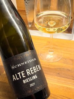 Völlig unbemerkt von den meisten, hat einer der beliebtesten Rebsorten Deutschlands seinen 591. Geburtstag gefeiert. Der Riesling wurde am 14. März 1435 erstmalig schriftlich erwähnt.  In 9 Jahren können wir also groß feiern.  https://www.inweinwetrust.de/2025/03/12/happy-birthday-riesling/  #happybirthday #riesling #rebsorte #rieslingliebe