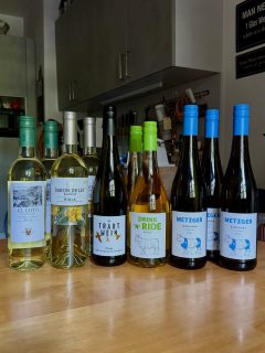 Ihr kennt das. Ihr wollt in einer eurer Lieblingsweinhandlungen eigentlich nur noch eine Flasche alkoholfreien Wein holen da sich heute Abend unsere Freundin Hanka angekündigt hat. Und wie immer geh ich nie nur mit der einen Flasche wieder nach Hause die ich kaufen wollte. Kennt ihr doch sicher auch, oder ?  #edelrausch #weinhandel #leipzig #weinblog #inweinwetrust