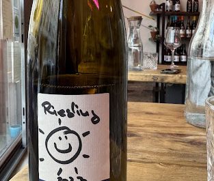 Handgemaltes Etikett einer Rieslingflasche vom Weingut Hey.
