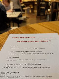 Gestern Abend haben wir in der Weinhandlung En Gros & En Detail in der Leipziger Baumwollspinnerei an einer Mini Weinreise nach Österreich teilgenommen. Ich liebe Weine aus unserem schönen Nachbarland sehr, Grüner Veltliner ist einer der bekanntesten Vertreter und eine meiner absoluten Lieblingsrebsorten.  Zum Einstieg gab es einen sehr tollen Weißburgunder als Pet Nat von Heidi Schröck und Söhne. Dierk hat dazu einiges zu erzählen gewusst. Dazu gab es dann ein Jaussenbrett.  Weiter ging es mit einem grandiosen Grünen Veltliner vom Weingut Harm aus dem Kremstal. Dann ging die Reise zurück an den Neusiedler See zu Heidi Schröck und ihrem legendären Furmint.  Zum Abschluss der Weinreise ging es zu Julius Klein ins Weinviertel von welchem Kathrin und Dierk einen feinen Rosé mit niedlichen Namen auswählten sowie einen sommerlichen Rotwein.  Alles in allem eine informative und sehr schöne Veranstaltung und sicher nicht die letzte die wir besuchen werden.  Wir können euch auch die Veranstaltung „Afterwork“ ans Herz legen, immer am ersten Donnerstag im Monat gibt es eine feine Auswahl des Sortiments ins Glas.  #wein #oesterreich #weinhandel #leipzig #engrosendetail_leipzig  • Werbung - alles selbst bezahlt •
