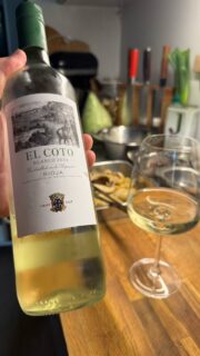 Auch im August gab es hier und da einen Schluck Wein. Wie jeden Monat waren wir beim Afterwork im En Gros & En Detail und haben bei Kathrin und Dierk eine kleine Weinreise durch Österreich mitgemacht. Außerdem hat Dierk im Nepomuk ein interessantes Weinquiz veranstaltet bei dem ich grandios danebenlag, zumindest einige Male 😂  Im September gibt es dann noch ein Weinfest in den Pittlerwerken und am Stadtfafen. Ausserdem machen wir Urlaub im Elsass und werden paar Weingüter rund um Colmar erkunden. Habt ihr vielleicht paar Tipps für uns ?  #inweinwetrust #weinblog #leipzig #weinliebe #weinliebhaber