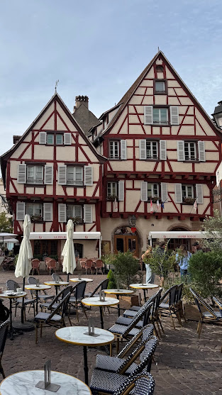 Zwei Fachwerkhäuser mit Freisitz im Vordergrund in Colmar / Elsass