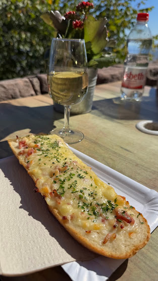 Baguette Flambée mit einem Glas Riesling auf Hohkönigsburg