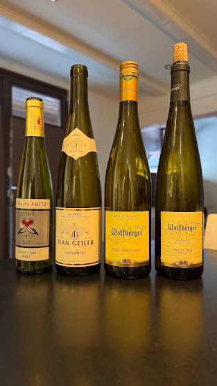 Verschiedene Weine aus dem Elsass. Pinot Gris von Domaine Fritz, ein Sylvaner von Jean Geiler, Edelzwicker Wolfberger und ein Riesling von Wolfberger